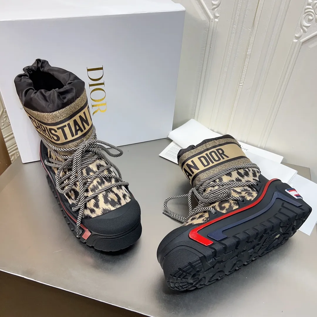 Men's shoes p600! The highest version on the market, Dior Dior's king style snow boots, ski boots, fat and cute, so cute →_→ from the DiorAlps limited series, unique. Shiny nylon Oblique print upper with criss-cross straps for an ideal fit. The technical fabric of the boot shaft, short-cut version, can be worn in the city or in the mountains. It makes the calf slimmer and taller, warm and concave. The boot shaft and sole are made of original waterproof padded lining. The embroidered fabric is original star ⭐ rubber non-slip thick sole and multi-module combination outsole. The size is 35-40. 41Customized